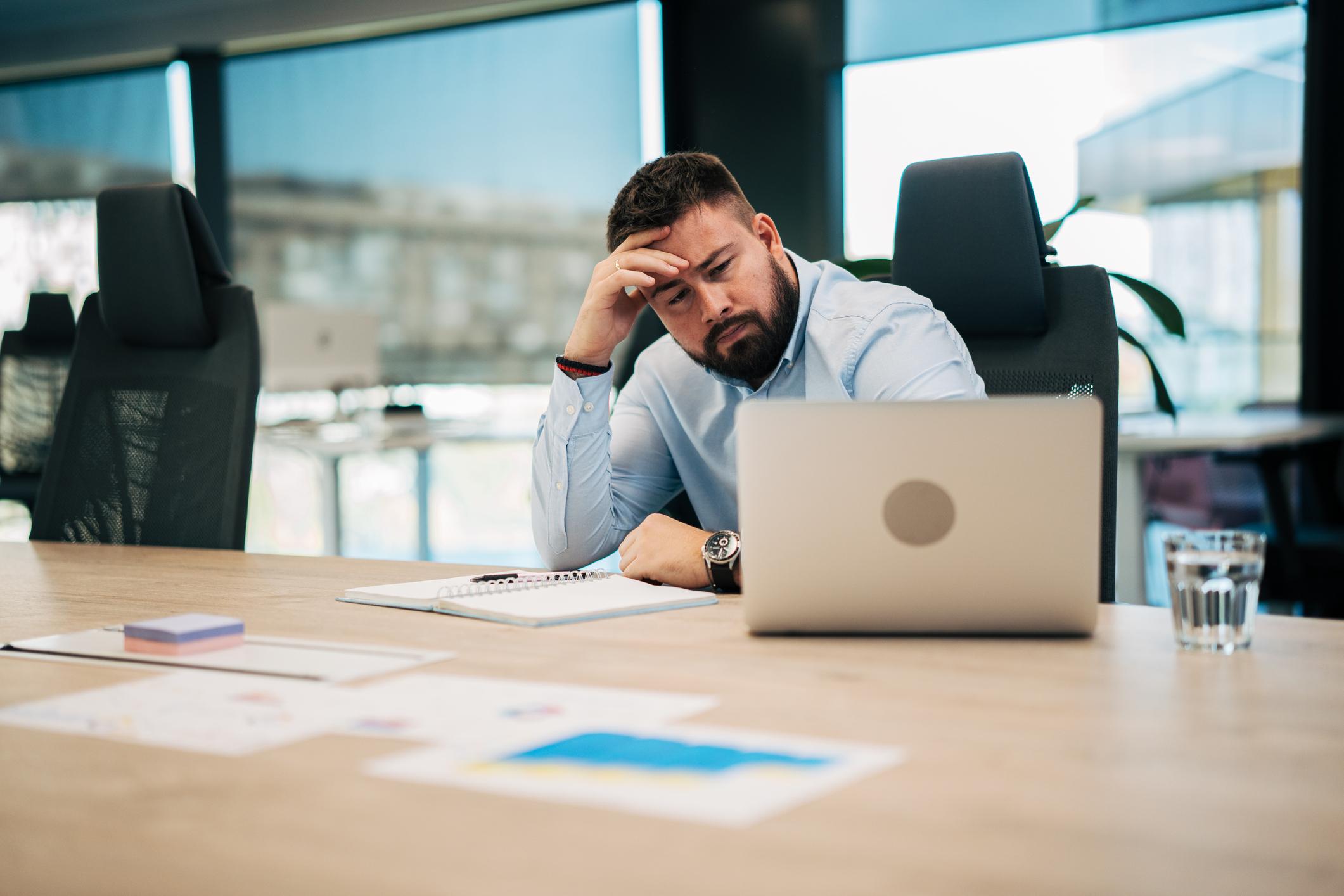 Read more about the article Toxic Positivity at Work: The Silent Problem Nobody Talks About
